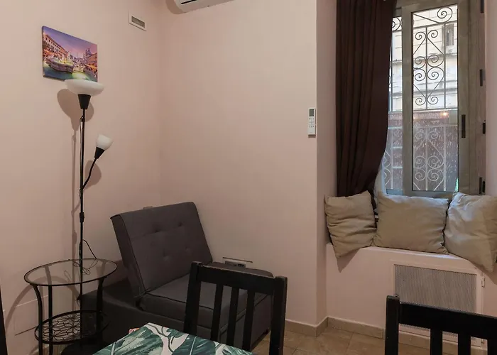 Guesthost - San Giovanni Comfy Flat Apartment Rom